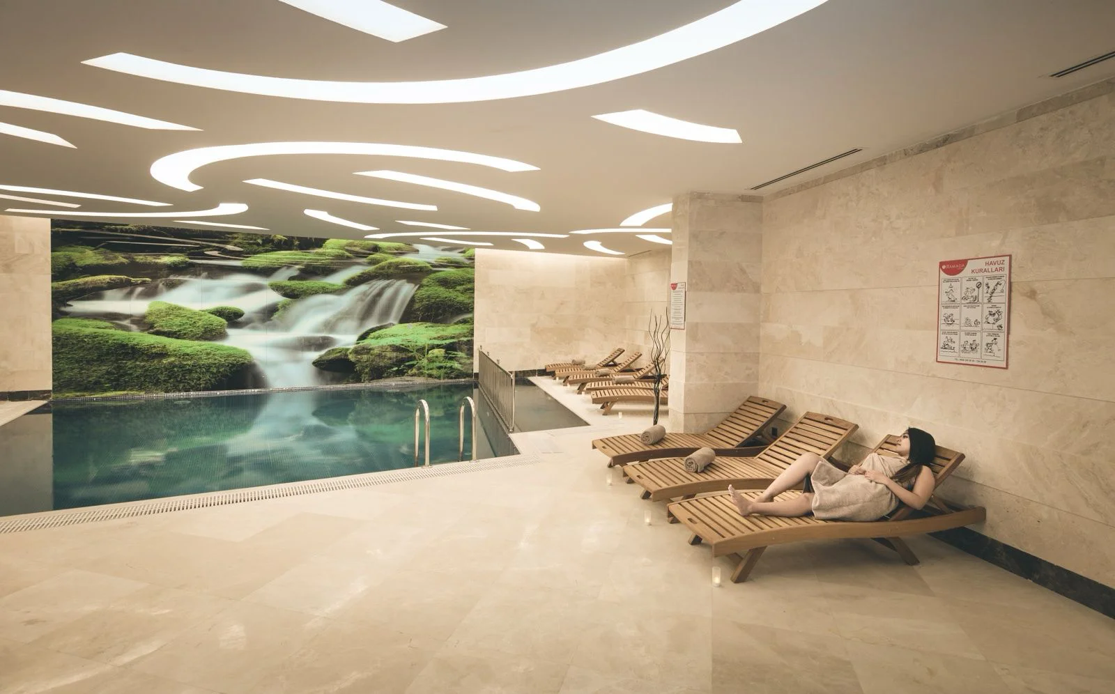 Ramada Wellness Club havuz alanı