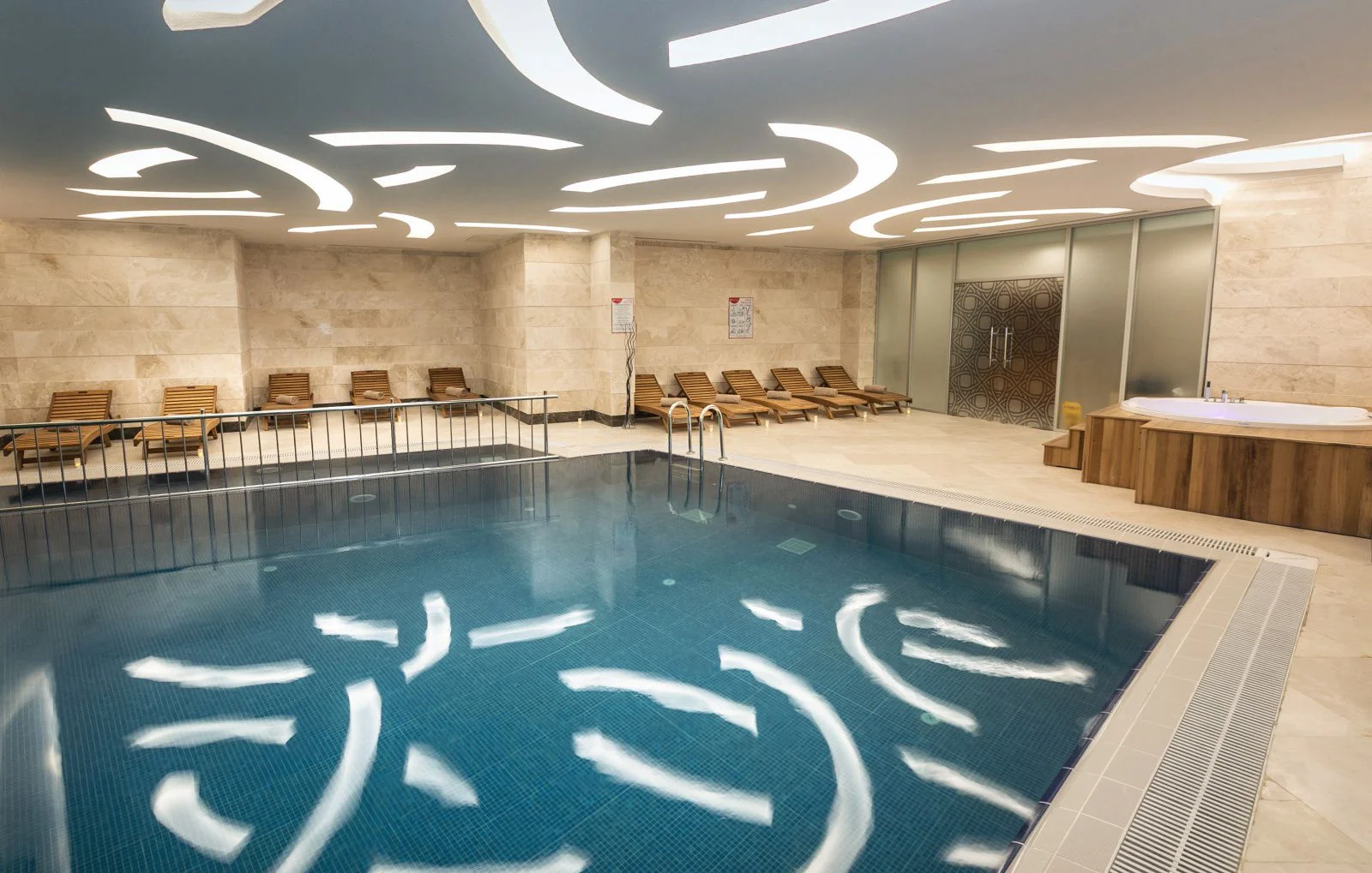 Ramada Wellness Club kapalı yüzme havuzu